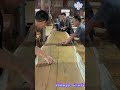 大工用墨斗が巨大な木材に線を引く