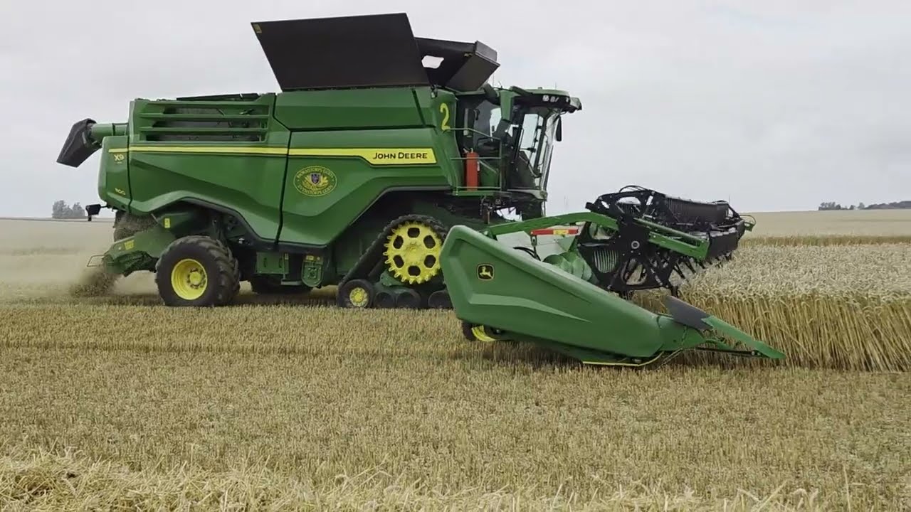 2x JOHN DEERE X9 1100 Skördar vete på Svenstorps Gods 2025