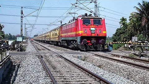 Red Beast WAP-4 Loco in Furious Mode | Malda-Howrah Intercity Exp Skip Between Railgate Quickly | ER
