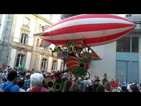 Itineranta baixa o pano a lombos dun zeppelin