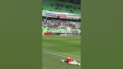 Spelers FC Groningen komen het veld op voor warm up