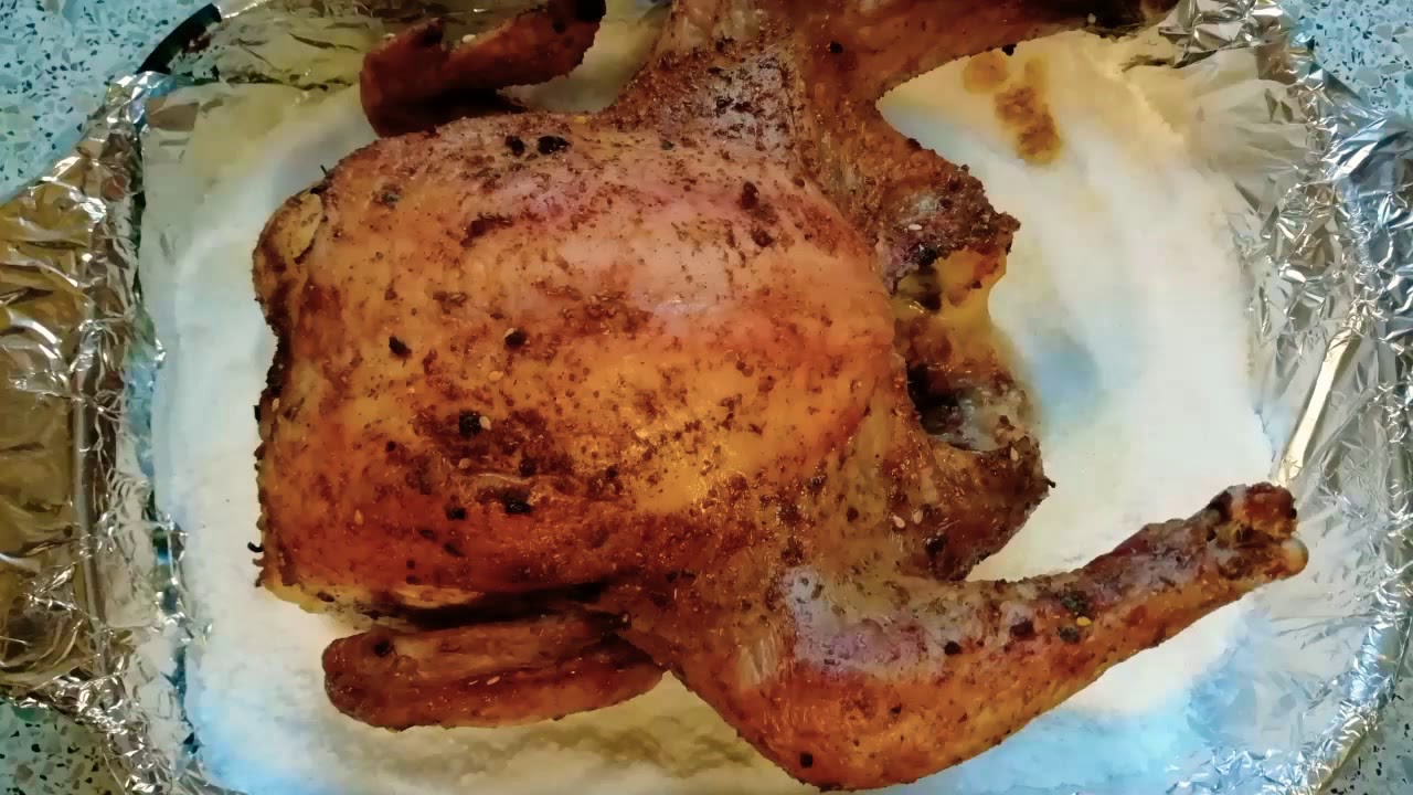 Курица запеченная на соли. Цыпленок на соли в духовке. Курица в духовке целиком под солью. Куриная запеченная на соли. Курица на соли готовая.