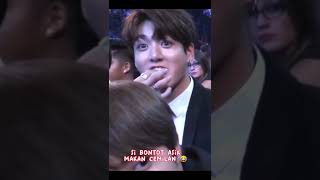 hyungnya pada jaga wibawa...jungkook malah asik makan #jungkook #jeonjungkook #bts