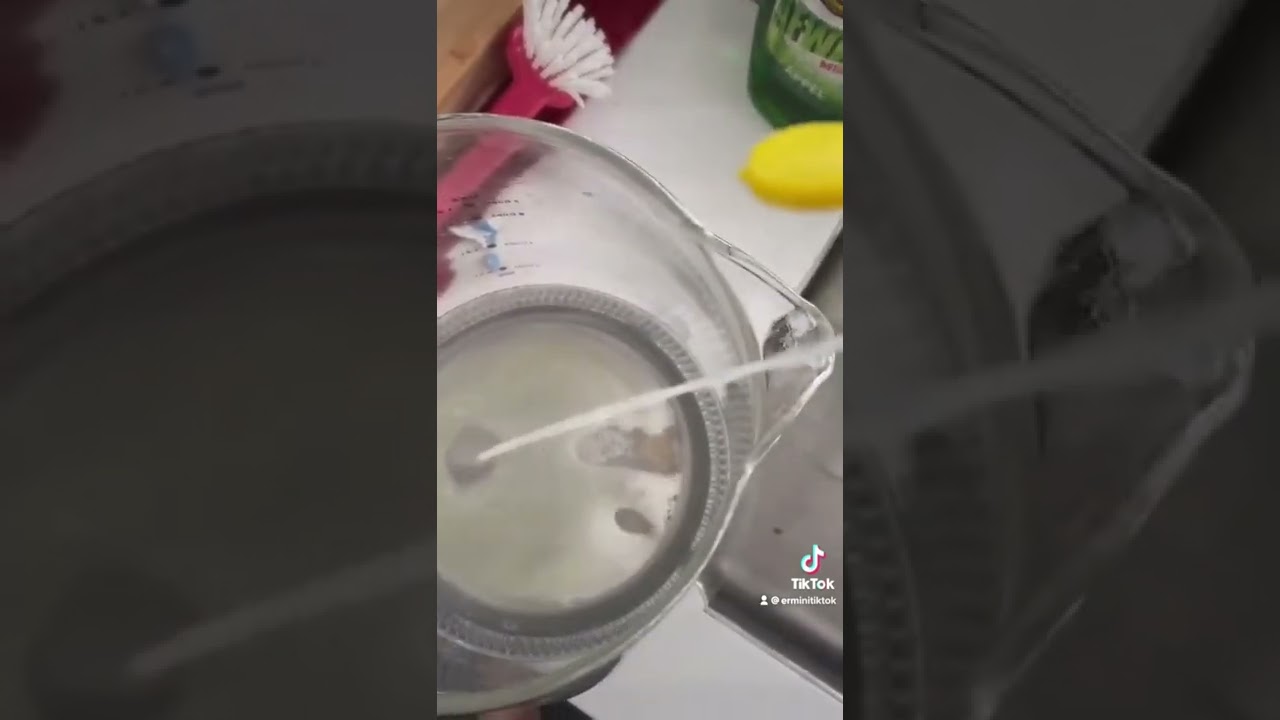 Cleaning electric kettle with lemon juice: life hack