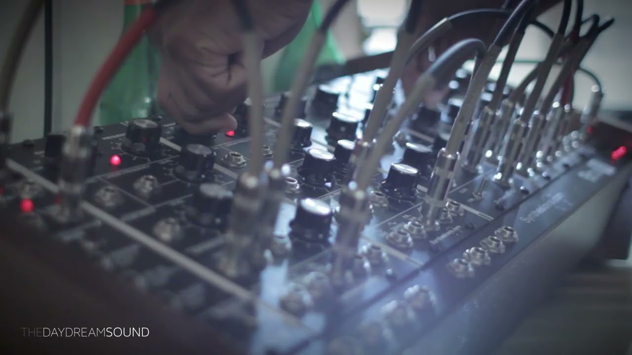 R2 - Synthesizers Dotcom 5U Modular Q106 Oscillator