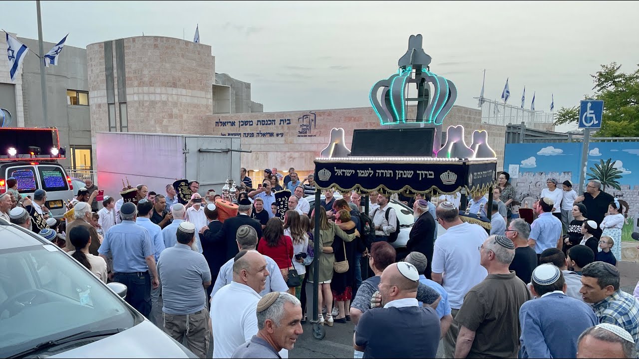 Celebrating the Arrival of a New Torah Scroll – חגיגת מגילה חדשה של התורה