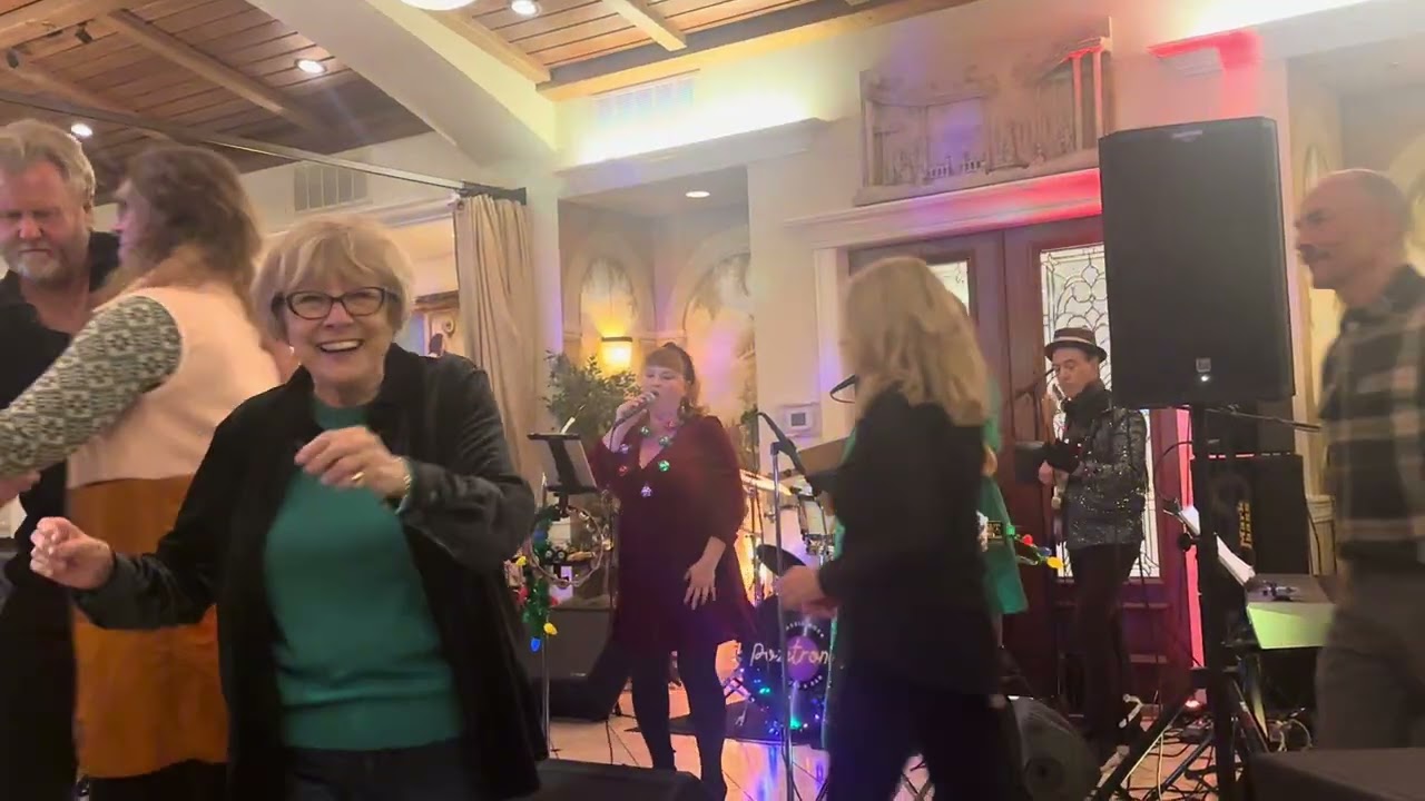 "All I Want for Christmas is You" cover by the Pozitronics at Belle Fiore