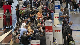 Sok utas rekedt a Johannesburgi repülőtéren a omikron szupervariáns miatt