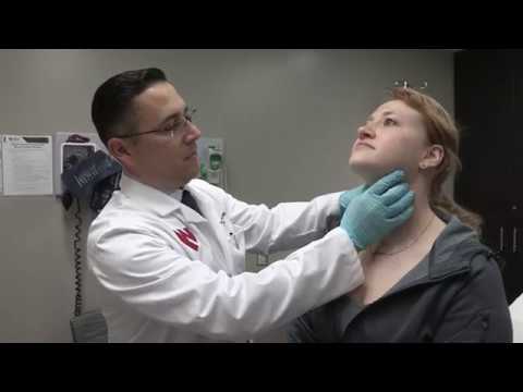 Video: Hur man känner igen symtom på halsfluss (med bilder)