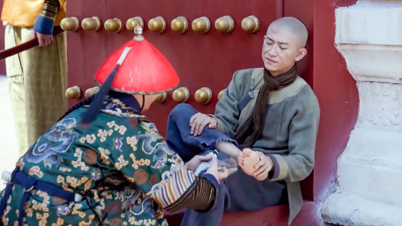 皇宮門衛攔住小乞丐不讓進,誰了乞丐拿出一塊腰牌,嚇得大內總管親自來門口迎接! - YouTube