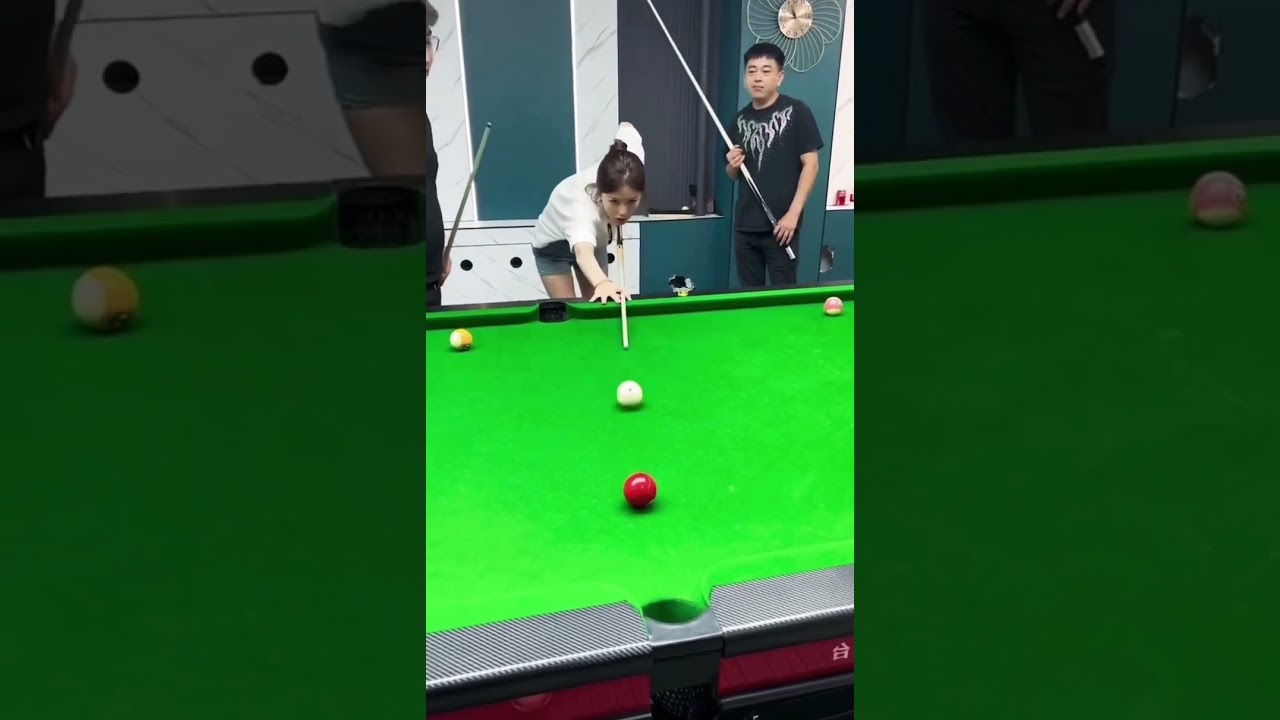 Billiards enthusiast, beautiful girl plays very well 👍🥰