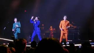 Jonas Brothers - Strangers LIVE clip