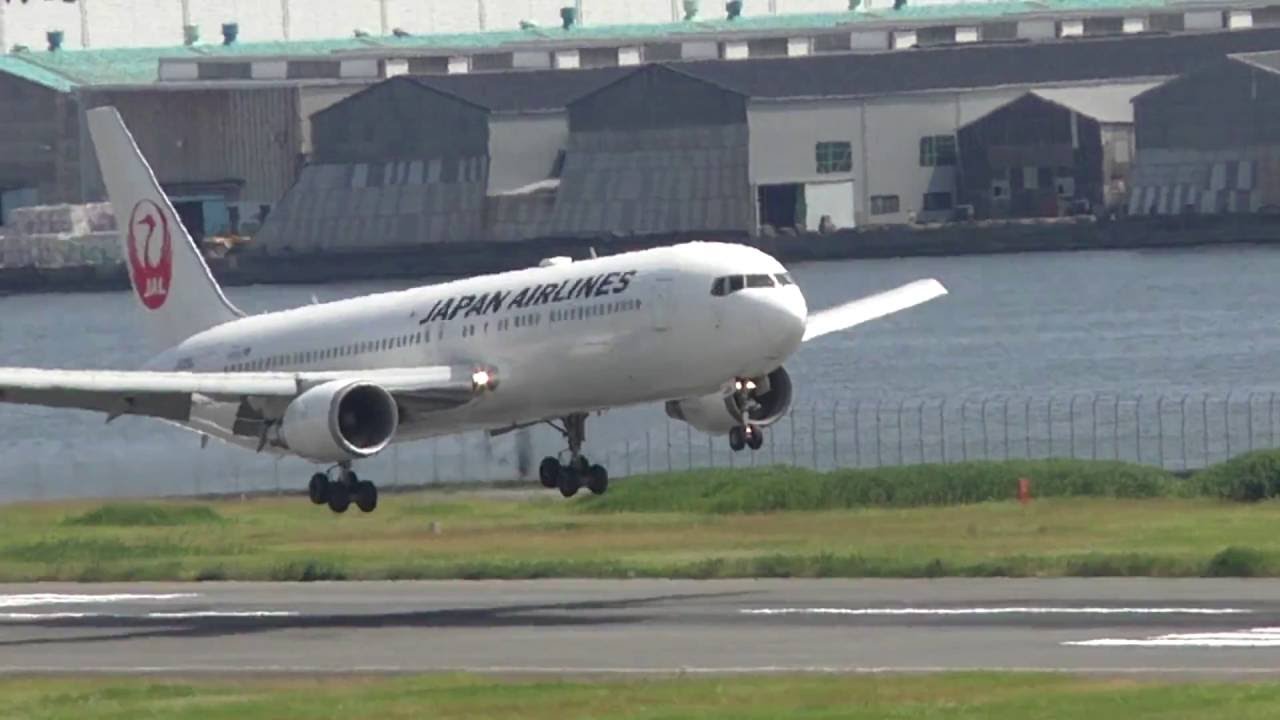 Japan airlines 767 landing at Tokyo Haneda Slow Motion airbus a220