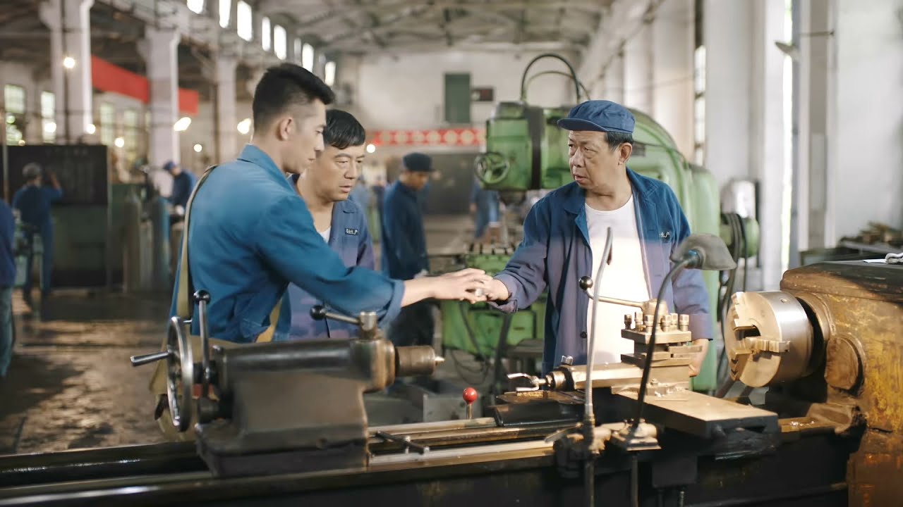 【最新的電影】毛頭小子車間指點，八級車工氣得罷工，下秒得知他本事服氣了