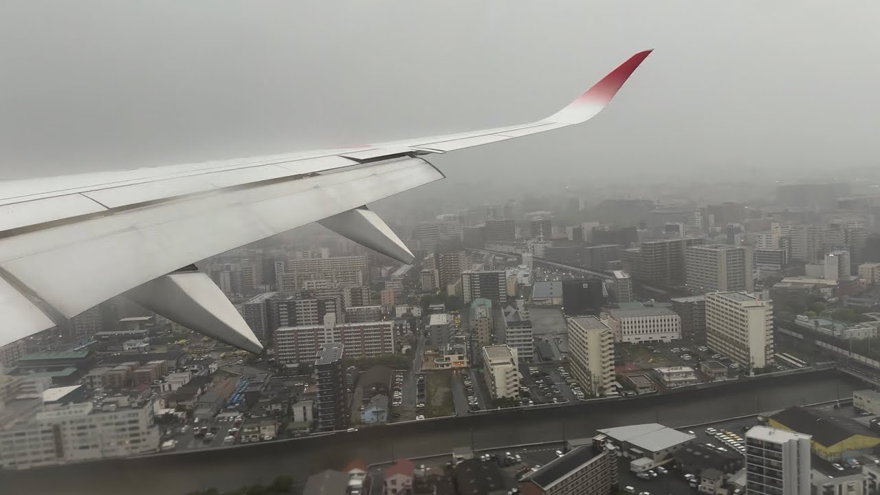 [4K]  (heavy turbulence)- Approach into Fukuoka Airport - Japan Airlines - A350-941XWB