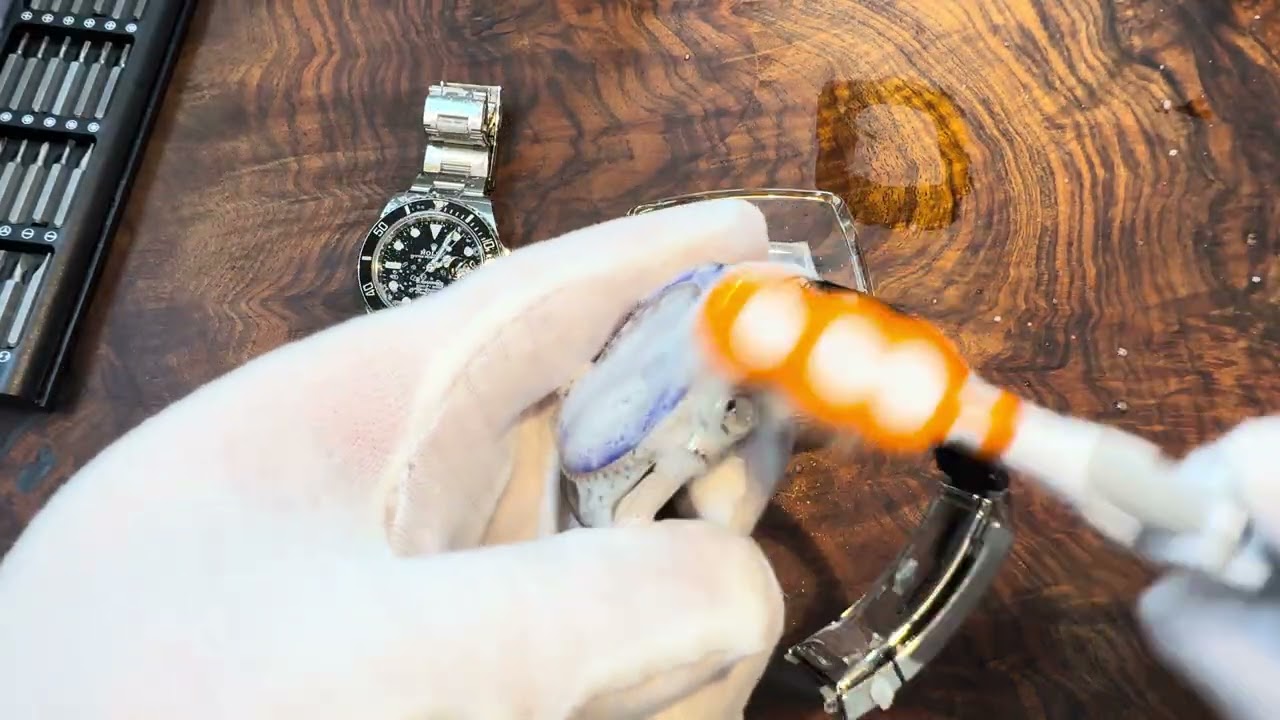 Rolex richtig reinigen: Sanfte Pflege mit Zahnbürste & Speziallösung (einfach & effektiv)