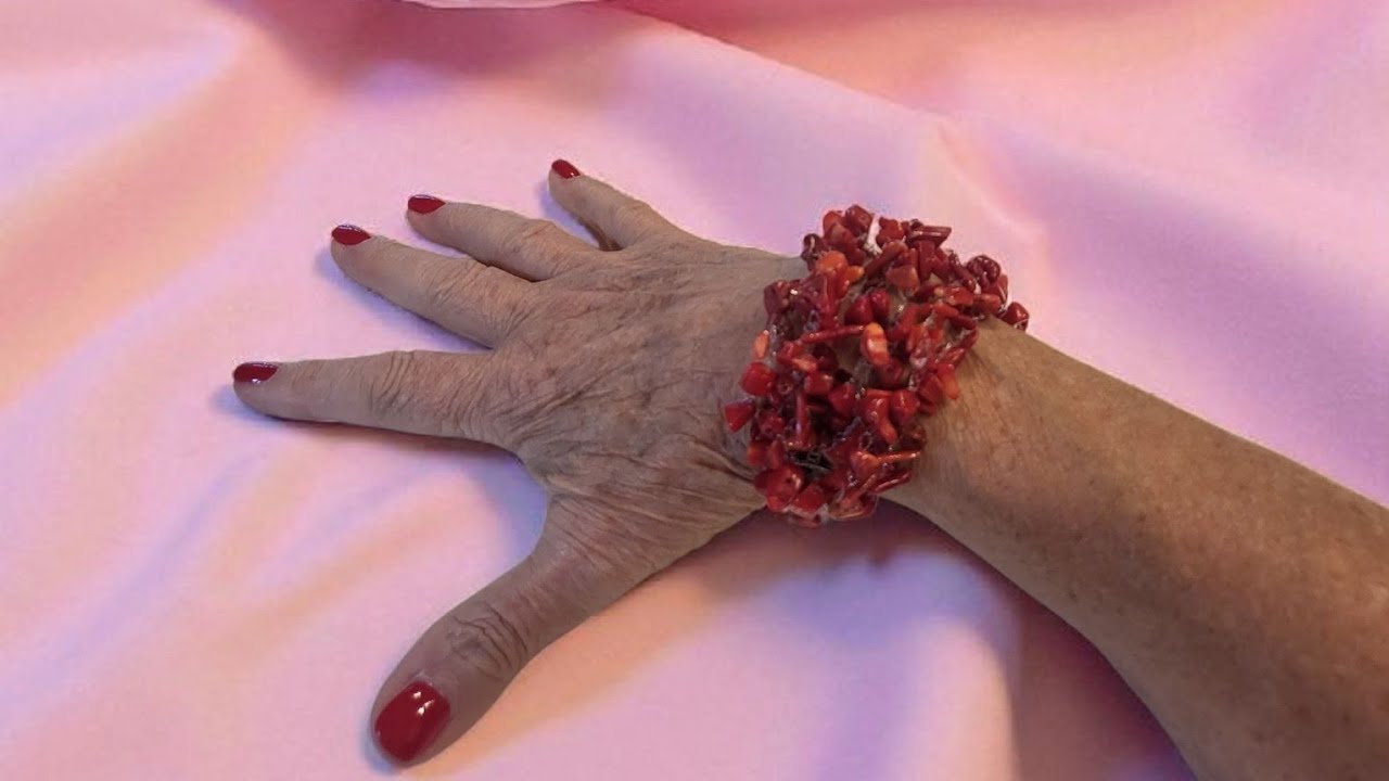Bracciale di corallo lavorato all'uncinetto con filo da pesca.