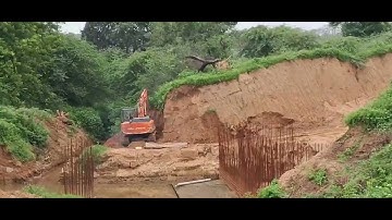 Hitachi Zaxis 670LC Excavator Loading Overburden in Action