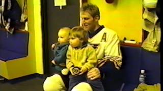 Brett Hull after he scored goal 500