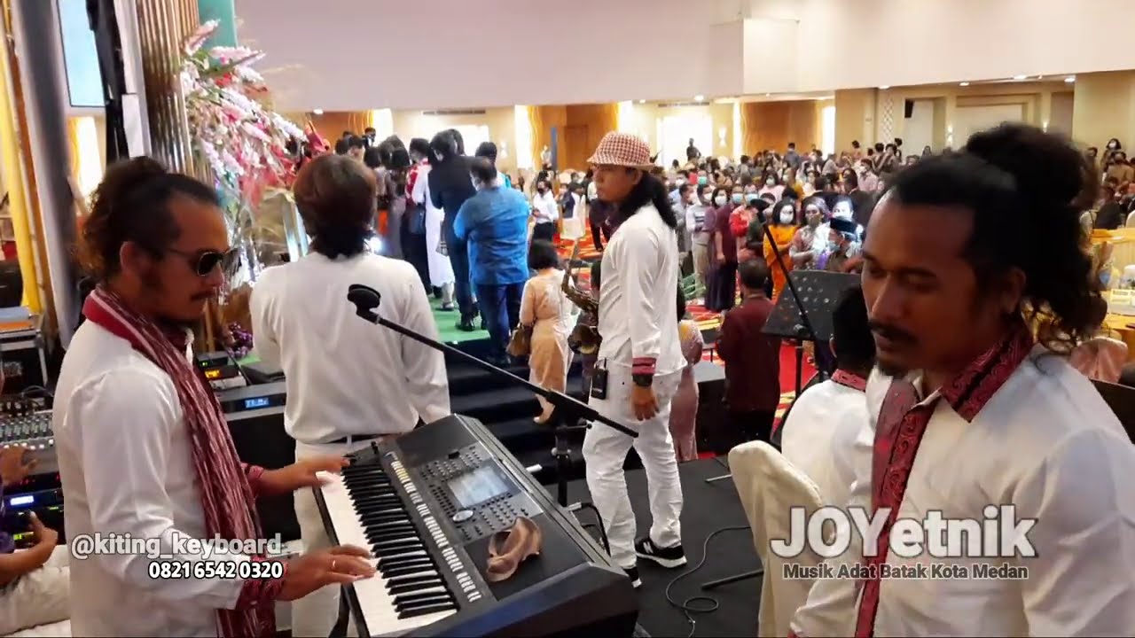 UNANG TINGGALHON AU , RO DO AU SIAN LUAT NADAO , MENGHIBUR PARA TAMU UNDANGAN DI PESTA ADAT BATAK