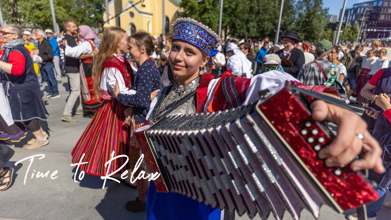 3/5 | Poisid laulukaare all ja pillimäng Vabaduse väljakul 🎶🧢🎻 | Laulu- ja tantsupidu 2025