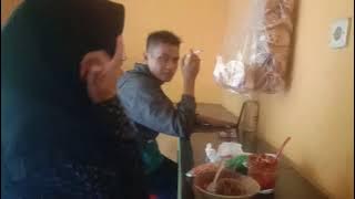 Makan Bakso Bareng Pacar Sama Kakak Nya - Hujan Gini Enaknya Nge Bakso