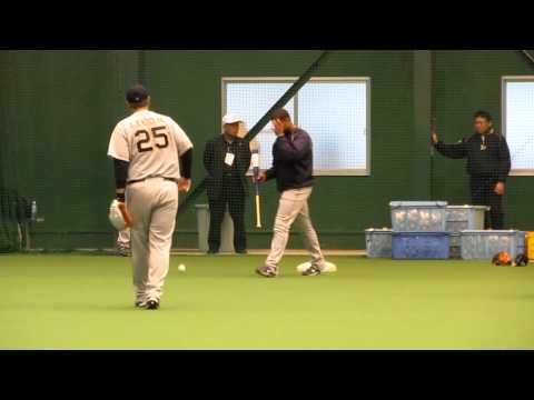 イ・デホ選手とバルディリス選手でトスバッティング　orixキャンプ2012
