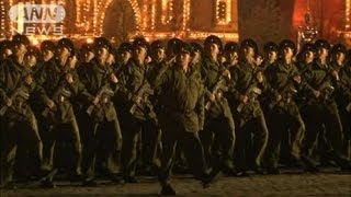 モスクワに兵士1万人超集結　深夜にパレード演習（12/05/01）
