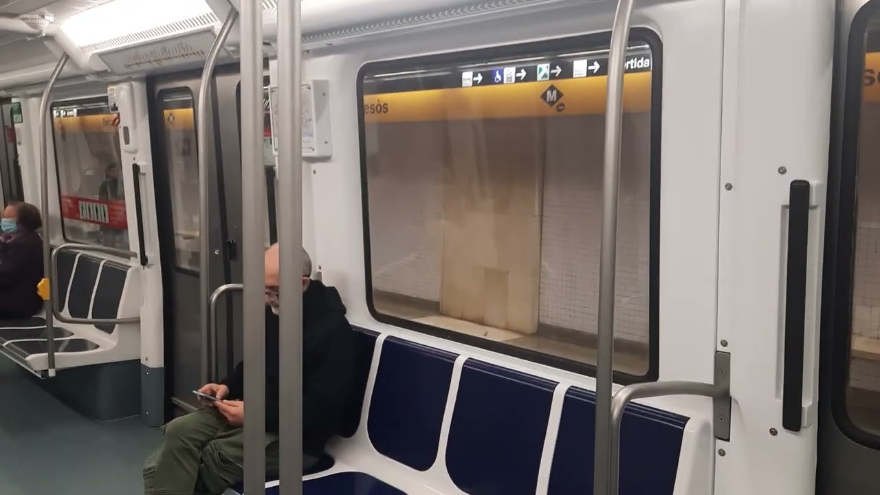 Barcelona metro L4 - jízda starší soupravou z konečné stanice La Pau - Španělsko dne 17.2.2025