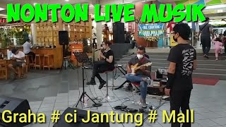 Nonton live music  di mall Graha ' Ci Jantung '