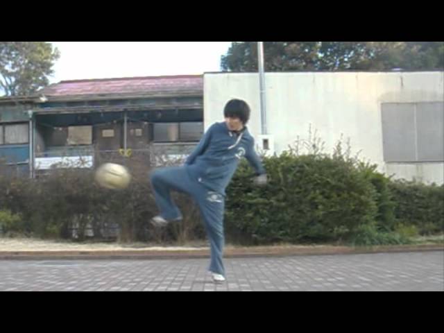ストリートサッカー テクニック パス技-8 Knee AkkA Pass - YouTube