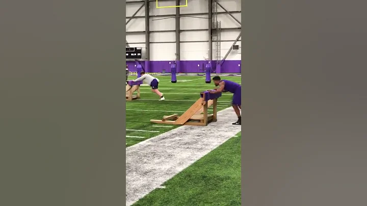 WATCH: Vikings Danielle Hunter, Za'Darius Smith go...