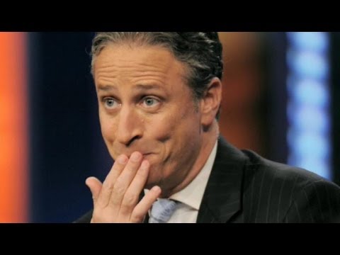 Video: Jon Stewart Nettovärde: Wiki, Gift, Familj, Bröllop, Lön, Syskon