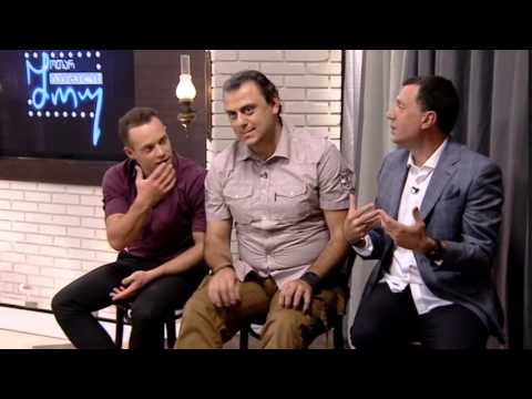 სკამებზე ცეკვა ღამის შოუში