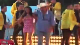 Alcalde De Sanblas Le Sube La Falda A Una Mujer