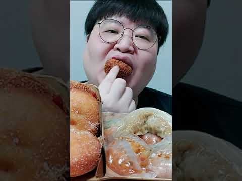부산 야채 고로케 <strong>맛집</strong> 도넛+ <strong>찐만두</strong> 먹방 Korean donut, dumpling eating show ASMR