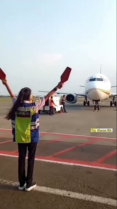 On Process Parkir Pesawat Oleh Marshaller Cewe | Rimbun Cargo | Parking Stand CGK