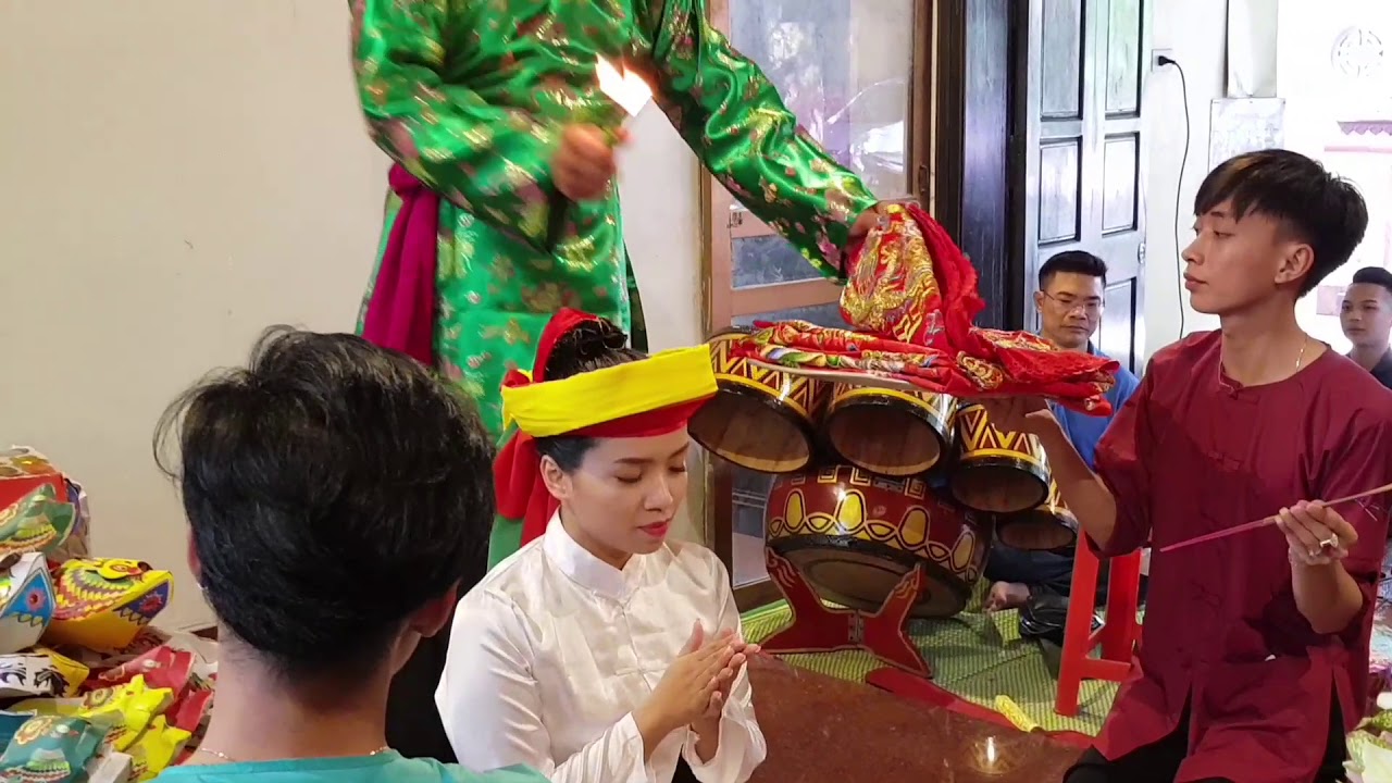 Chầu Bà Đệ Nhị sang khăn tại đền Rừng - youtube