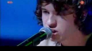 The Kooks - She Moves In Her Own Way (Live @ TOTP)