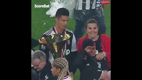 Cristiano Ronaldo accidentally hits his son with the Serie A trophy