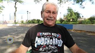 JS: Hombre de Puerto Rico (la isla del chinchorreo) canta música mexicana.