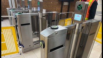 FINALLY, contactless support: First look at the next-gen PRESTO readers at St. Clair station!