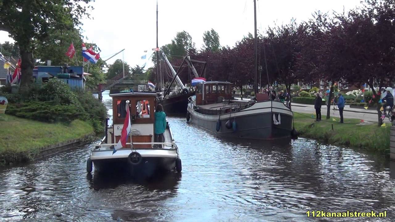 Aankomst historische bedrijfsvaartuigen voor MusSailkanaal 2015 in Musselkanaal
