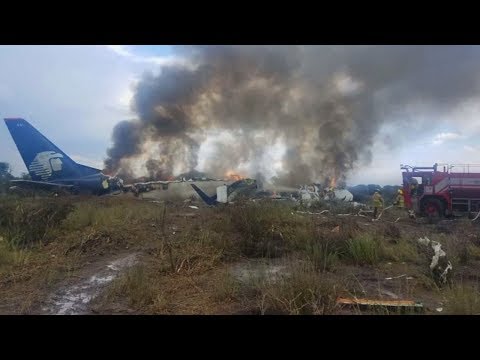 Видео: Самолет с 101 пассажиром на борту разбился в Мексике