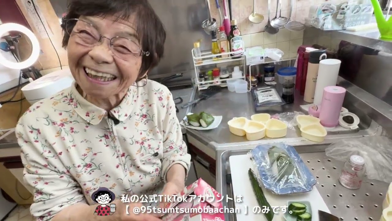 95-year-old Tsum Tsum grandma makes loving rice balls for her