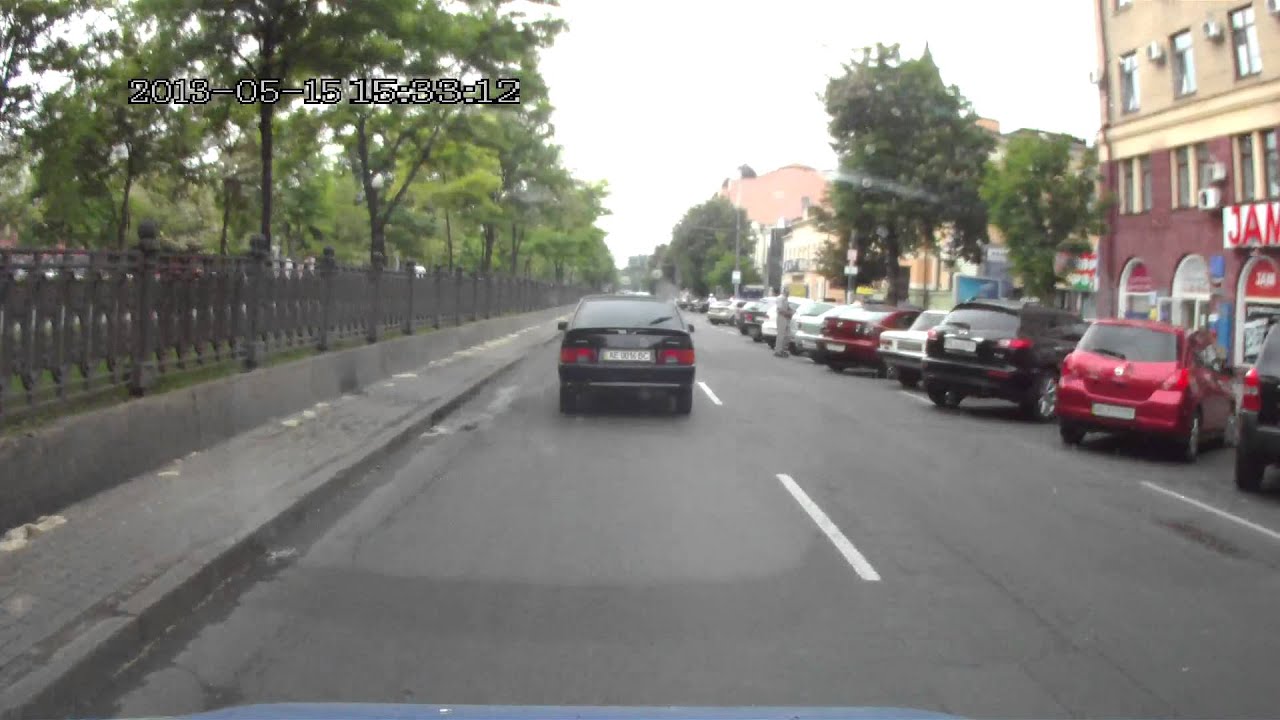 Пьяный парковщик возле Главпочтамта - YouTube