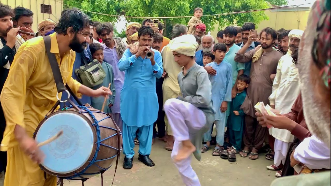 Step1.Es larkay nay kamaal ka dance kiya dhol wala dekhta reh giya😳