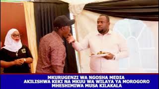 MKURUGENZI WA NGOSHA MEDIA AKILISHWA KEKI NA MKUU WA WILAYA YA MOROGORO MHESHIMIWA MUSA KILAKALA