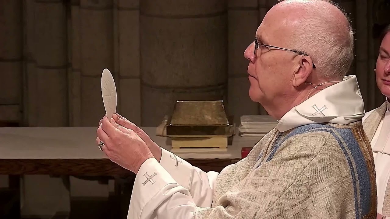 Ärkebiskop Martin Modéus konsekrerar brödet och vinet i Uppsala domkyrka