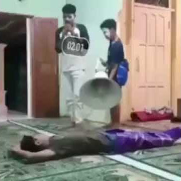 Status wa lucu terbaru: Bangunin sahur gak pake adab